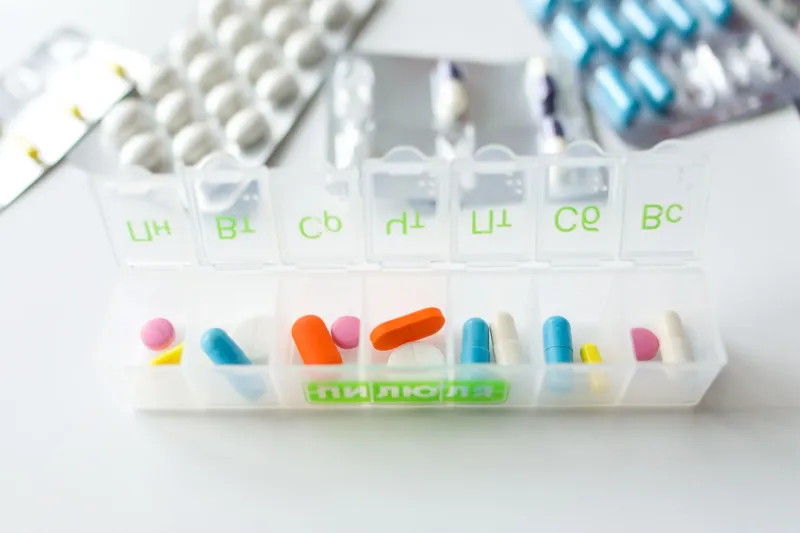 Op lege maag of na het eten: wanneer en hoe u uw medicijnen het beste inneemt